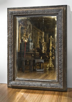 1233  A large and unusually carved mirror.