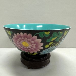 A Chinese Qing Dynasty Chrysanthemum Decorated Bowl.