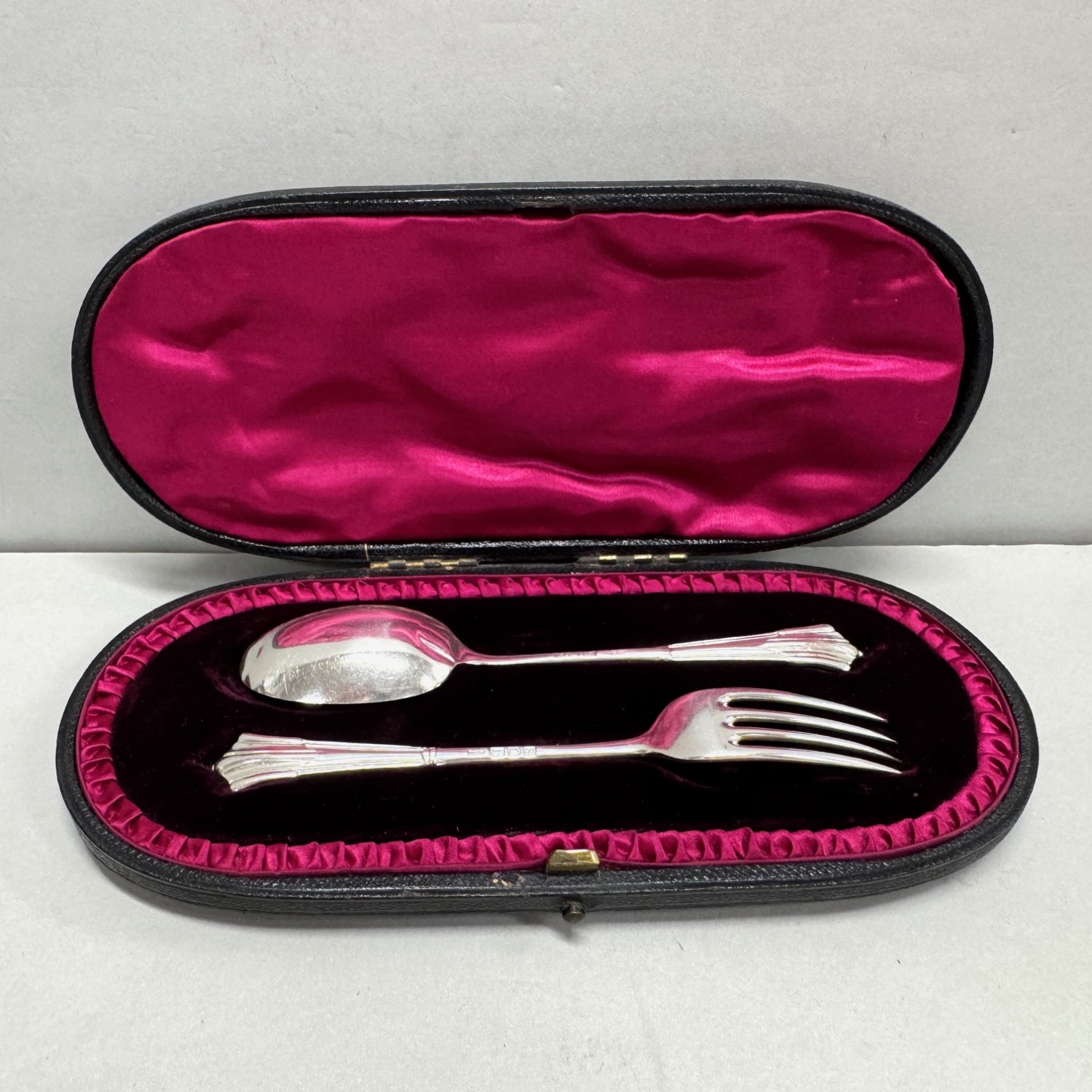 ﻿A Sterling Silver Boxed Child's Set