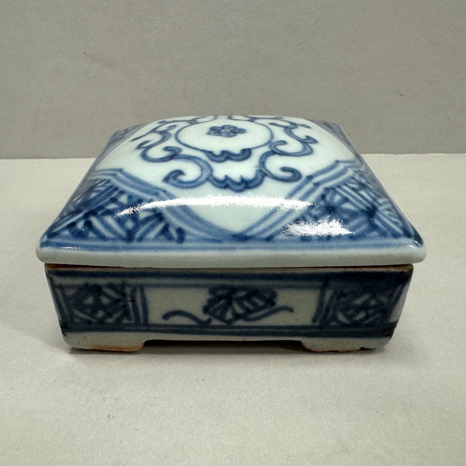 An Early Qing Dynasty Square Lidded Box