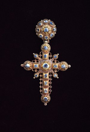 Late 18th Century Spanish high carat gold and rose cut diamond cross pendant