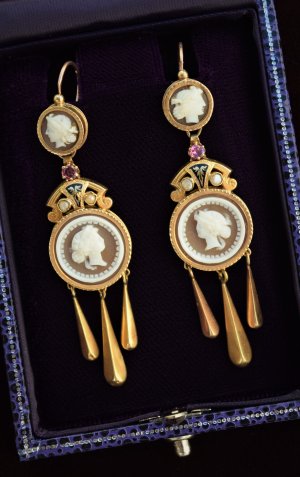 18ct Yellow Gold, Shell Cameo & Seed Pearls Earrings