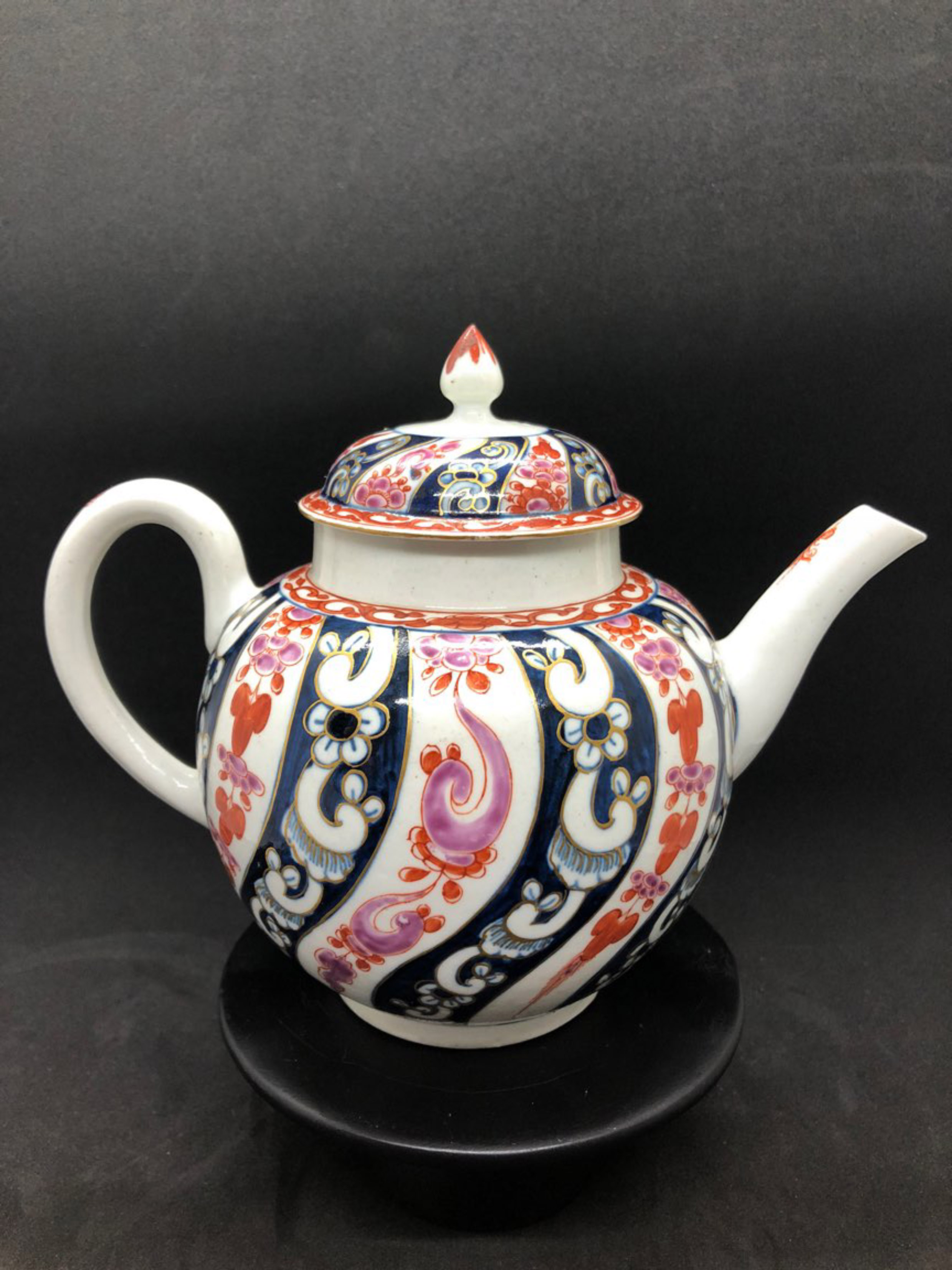 Dr Wall period Worcester globular teapot  Queen Charlotte pattern