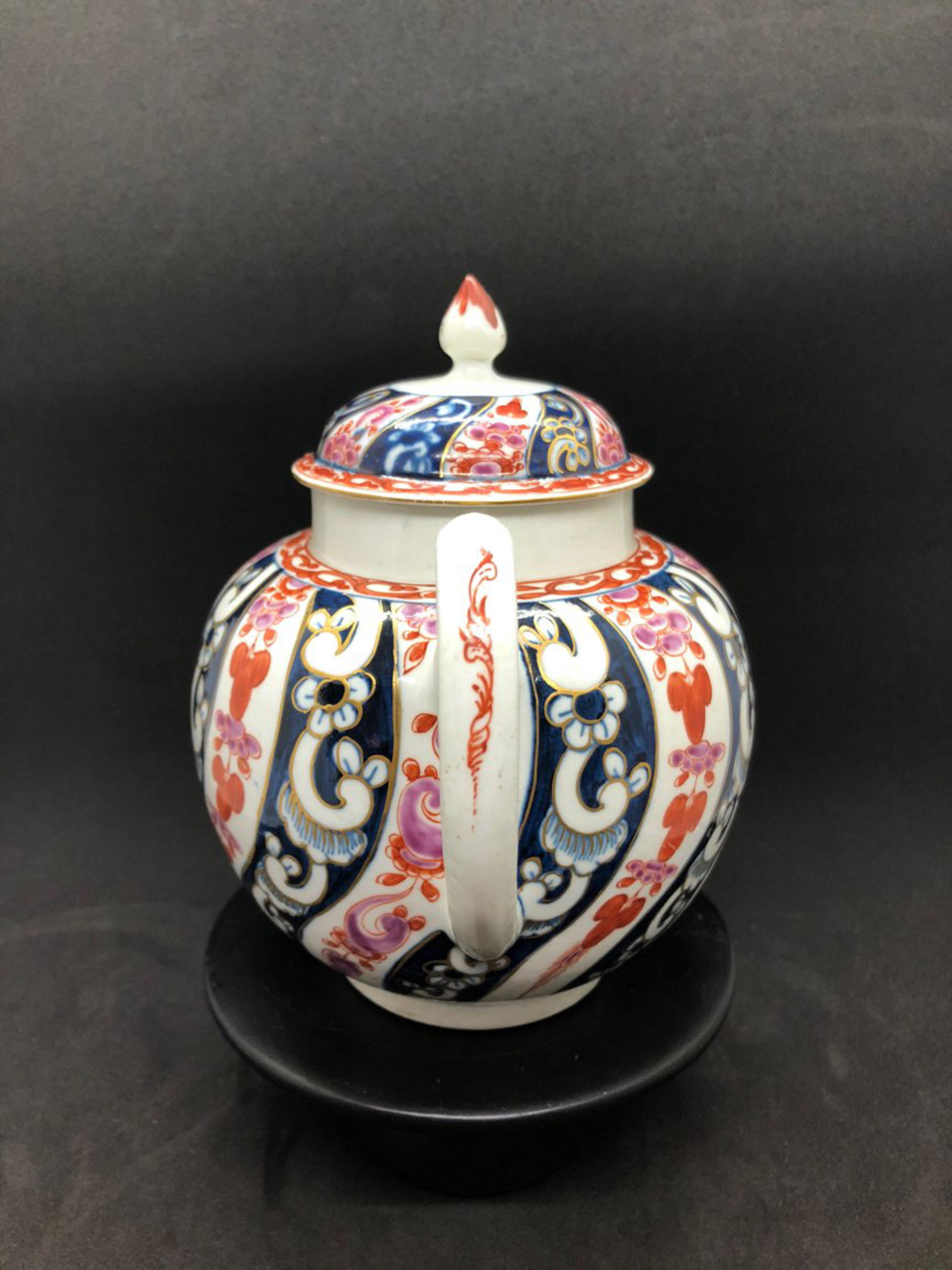 Dr Wall period Worcester globular teapot  Queen Charlotte pattern