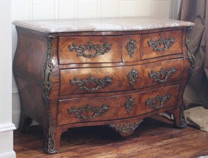AN 18TH CENTURY LOUIS XV PERIOD, ORMOLU MOUNTED, KINGWOOD AND ROSEWOOD MARQUETRY, BOMB-SHAPED COMMODE. CIRCA.