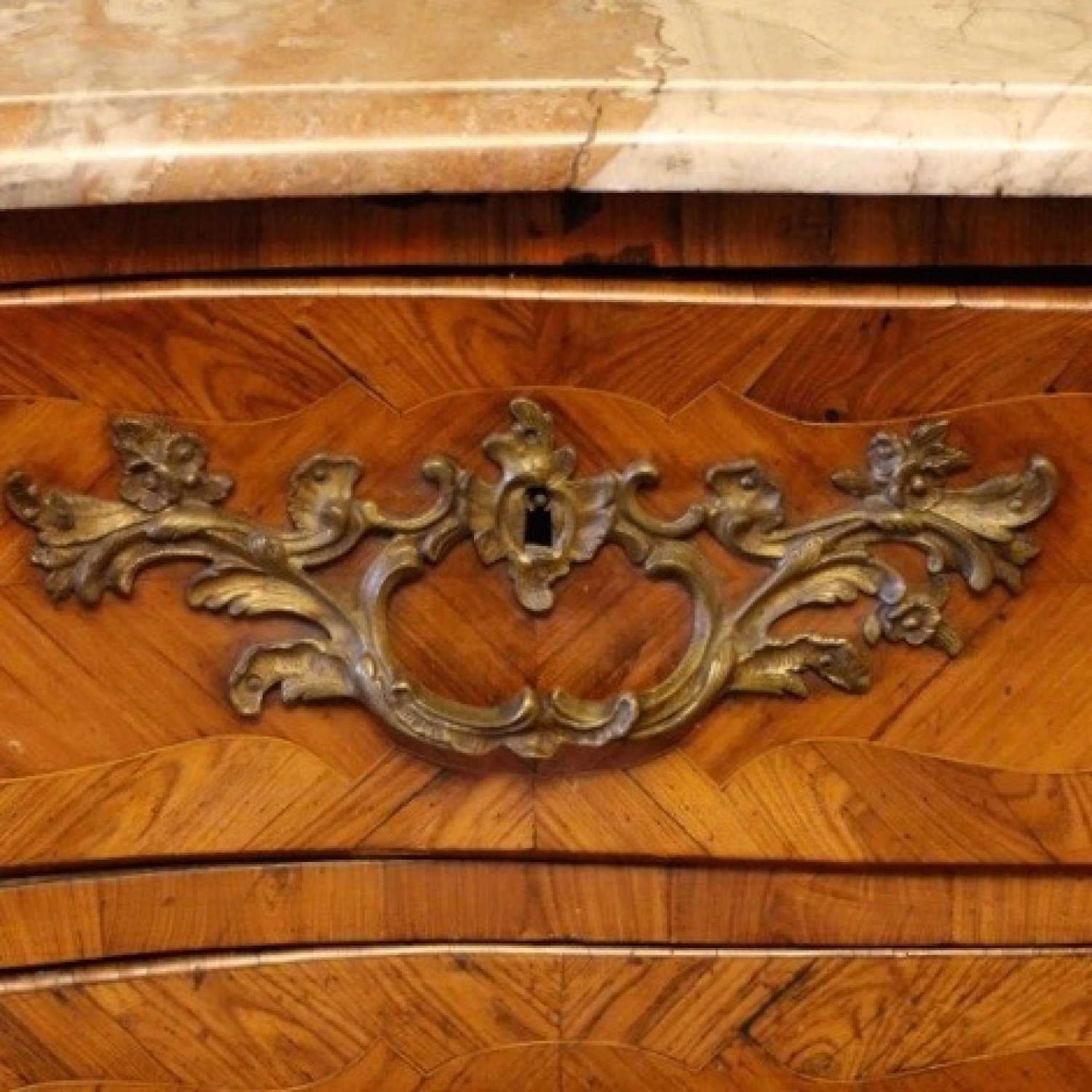 AN 18TH CENTURY LOUIS XV PERIOD, ORMOLU MOUNTED, KINGWOOD AND ROSEWOOD MARQUETRY, BOMB-SHAPED COMMODE. CIRCA.