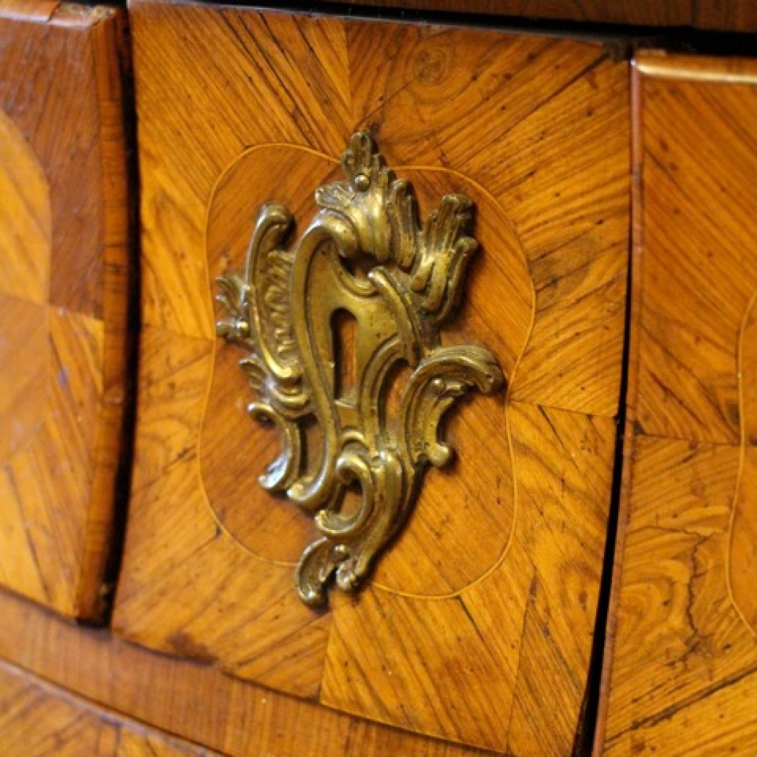 AN 18TH CENTURY LOUIS XV PERIOD, ORMOLU MOUNTED, KINGWOOD AND ROSEWOOD MARQUETRY, BOMB-SHAPED COMMODE. CIRCA.
