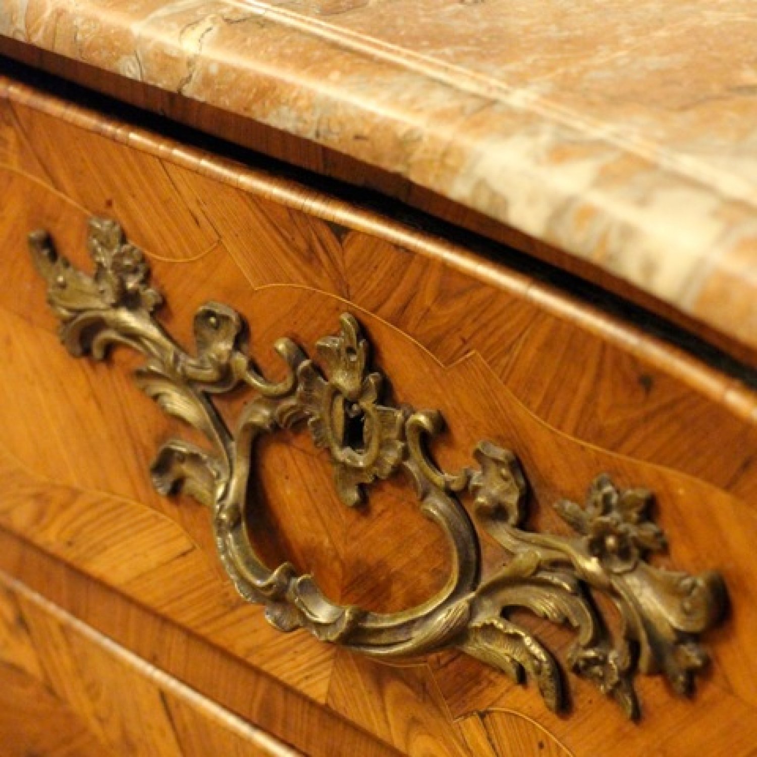 AN 18TH CENTURY LOUIS XV PERIOD, ORMOLU MOUNTED, KINGWOOD AND ROSEWOOD MARQUETRY, BOMB-SHAPED COMMODE. CIRCA.
