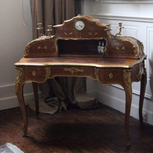 A LOUIS XV ORMOLU-MOUNTED, KINGWOOD AND BOIS SATAINE, MARQUETRY BUREAU A GRADIN. ATTRIBUTED TO THEODORE MILLET. CIRCA.