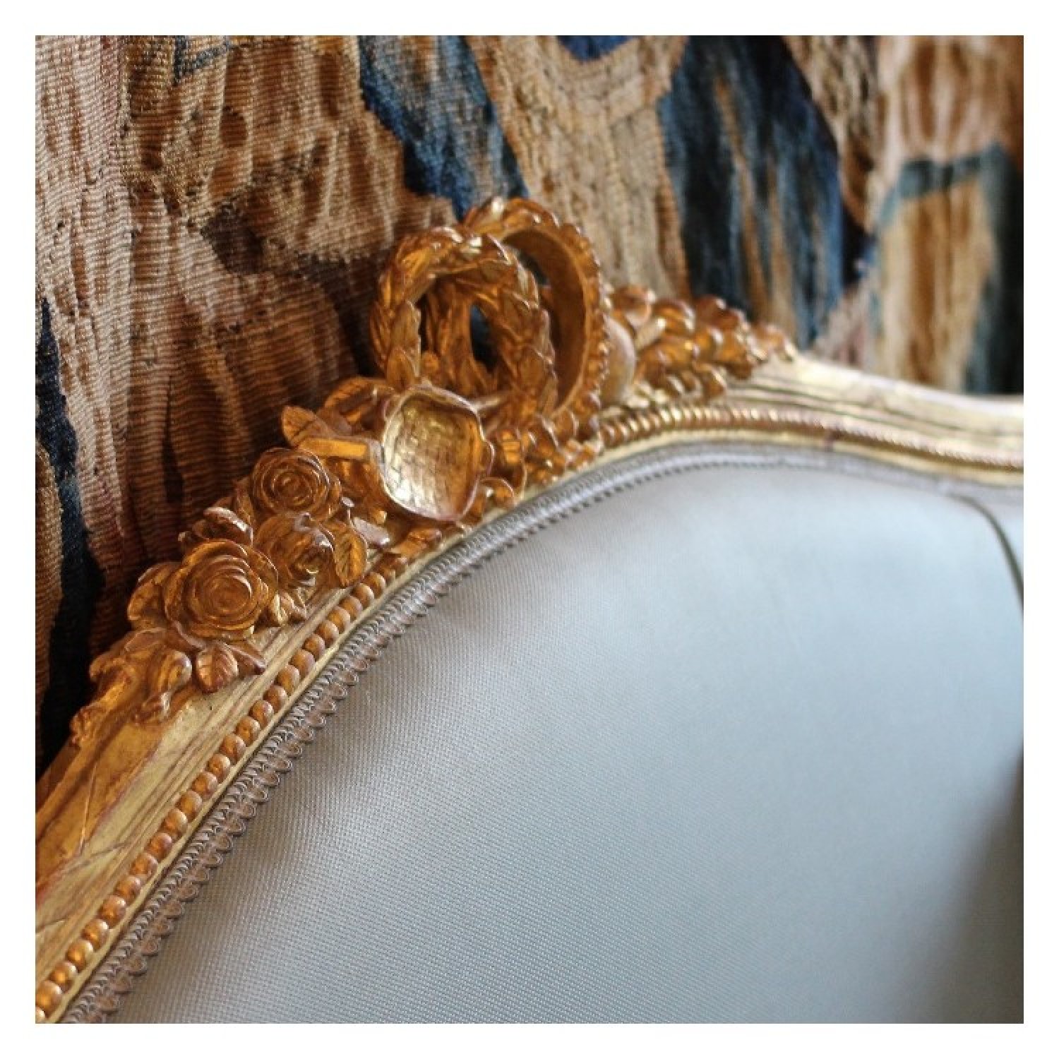 AN 18TH CENTURY, LOUIS XVI GILTWOOD CANAPE EN CORBEILLE. CIRCA.