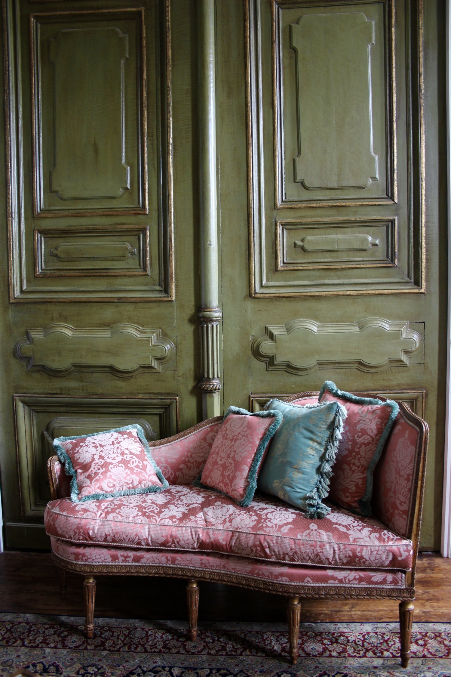 A FRENCH LOUIS XVI GILTWOOD VEILLEUSES À LA TURQUE DE CLAVECIN. 19TH CENTURY. CIRCA.