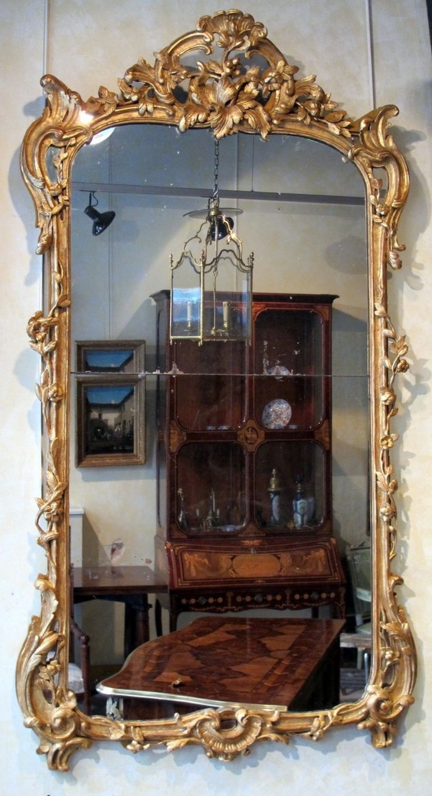 AN 18TH CENTURY LOUIS XV PERIOD, GILTWOOD MIRROR. CIRCA 