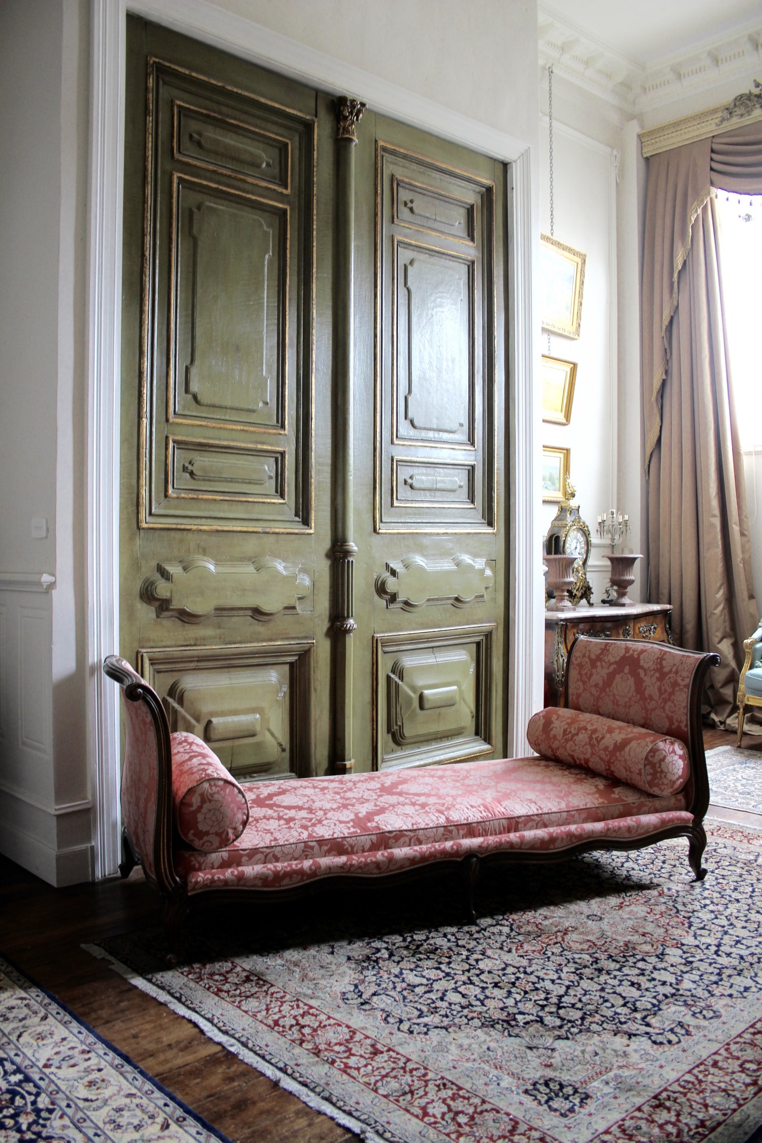 A 19TH CENTURY LOUIS XV OAK 'LIT DU JOUR', DAY-BED.  CIRCA. 