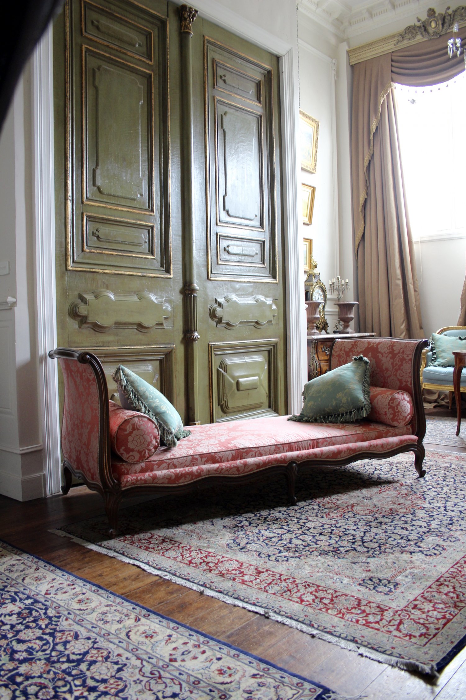 A 19TH CENTURY LOUIS XV OAK 'LIT DU JOUR', DAY-BED.  CIRCA. 