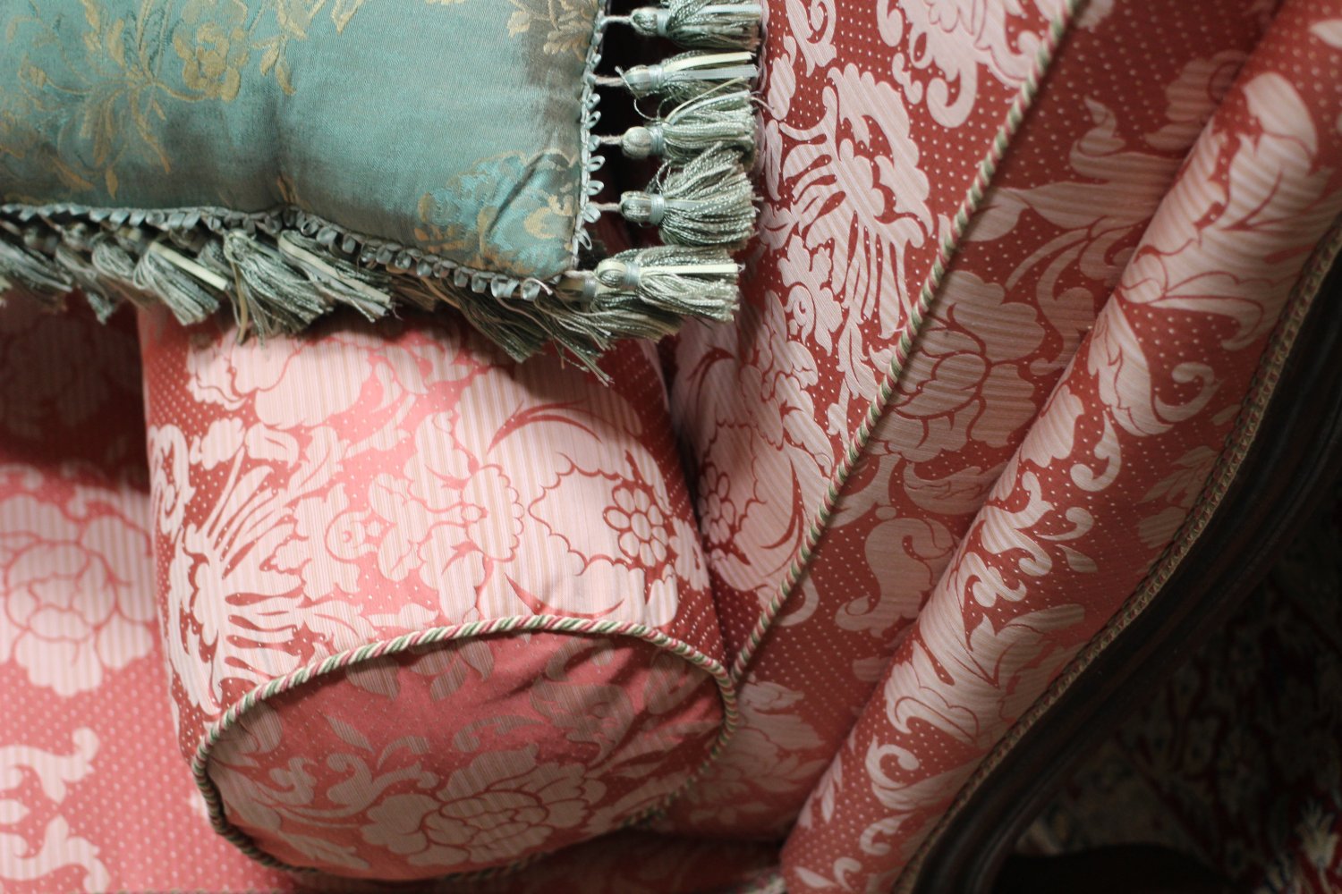 A 19TH CENTURY LOUIS XV OAK 'LIT DU JOUR', DAY-BED.  CIRCA. 