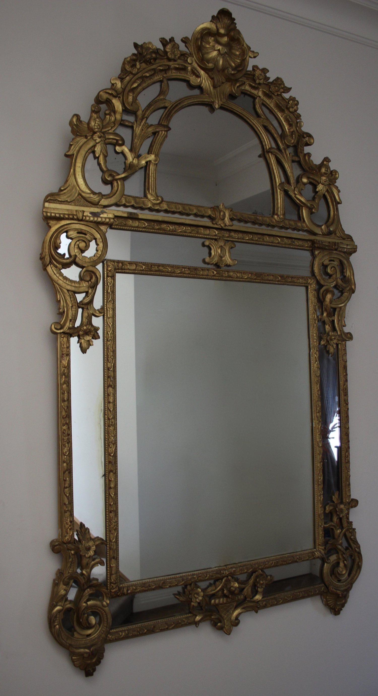 AN 18TH CENTURY REGENCE PERIOD, GILTWOOD PARCLOSES MIRROR.  CIRCA.