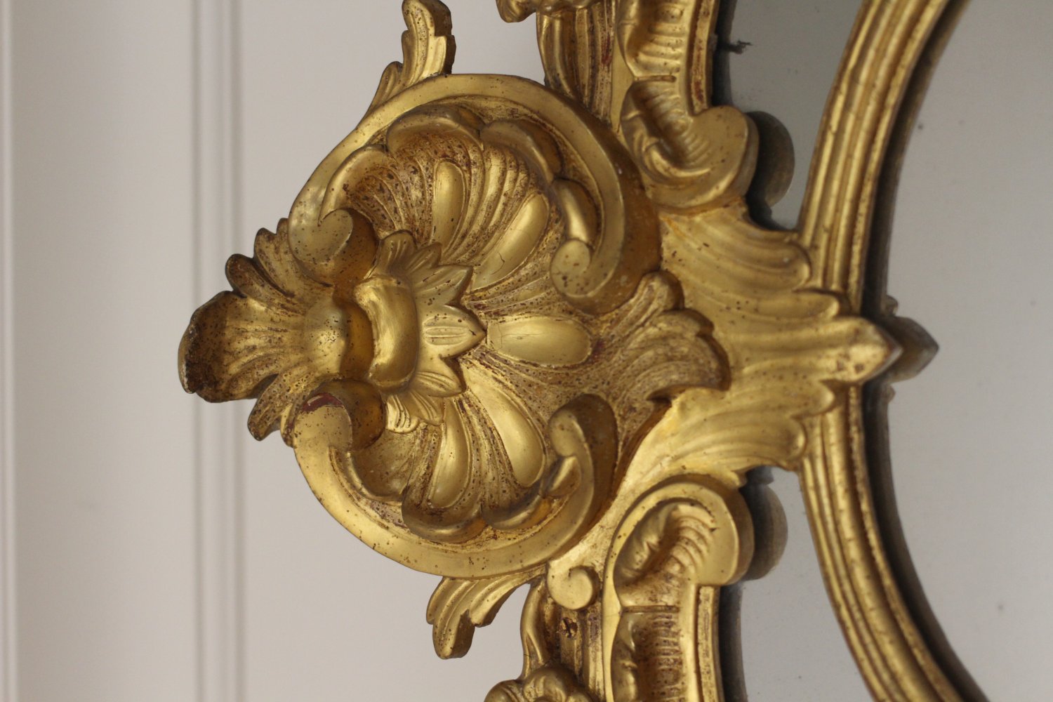 AN 18TH CENTURY REGENCE PERIOD, GILTWOOD PARCLOSES MIRROR.  CIRCA.
