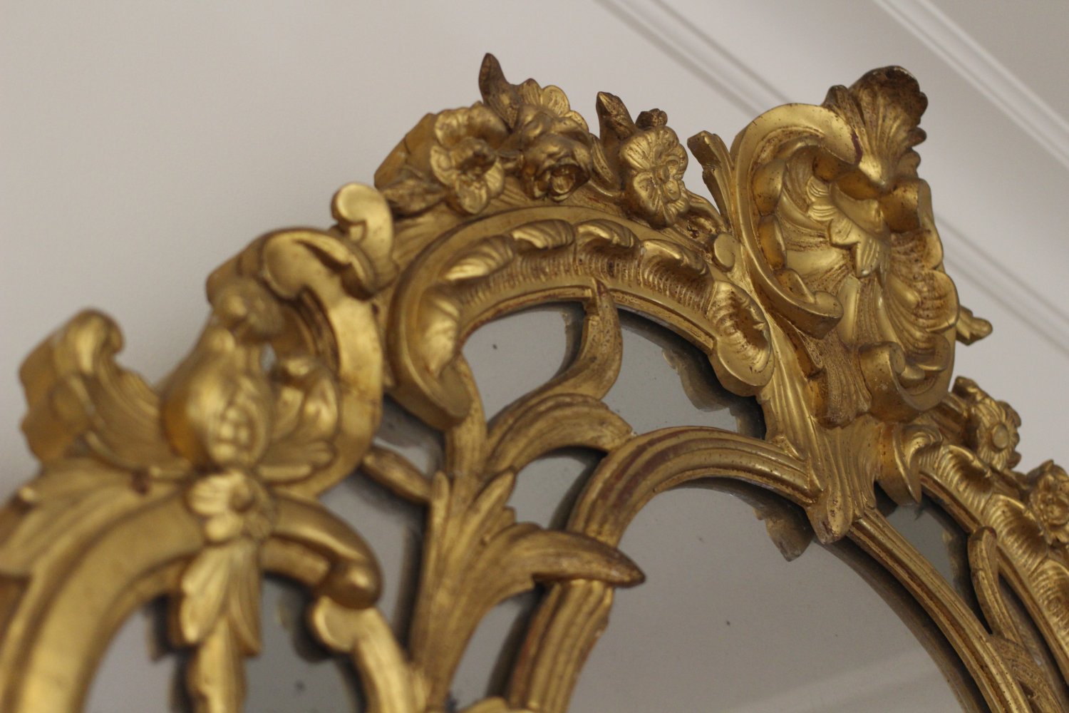 AN 18TH CENTURY REGENCE PERIOD, GILTWOOD PARCLOSES MIRROR.  CIRCA.