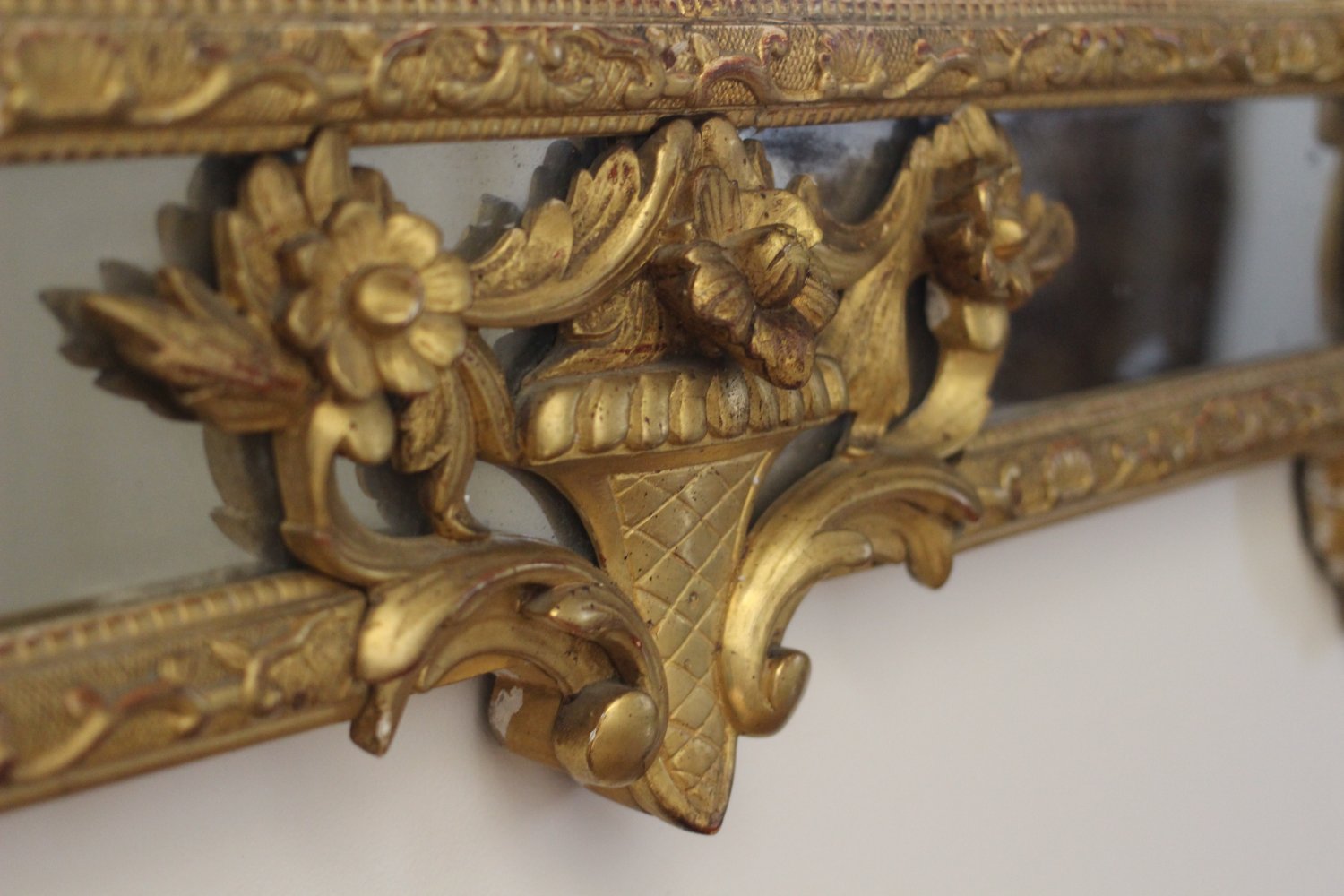 AN 18TH CENTURY REGENCE PERIOD, GILTWOOD PARCLOSES MIRROR.  CIRCA.