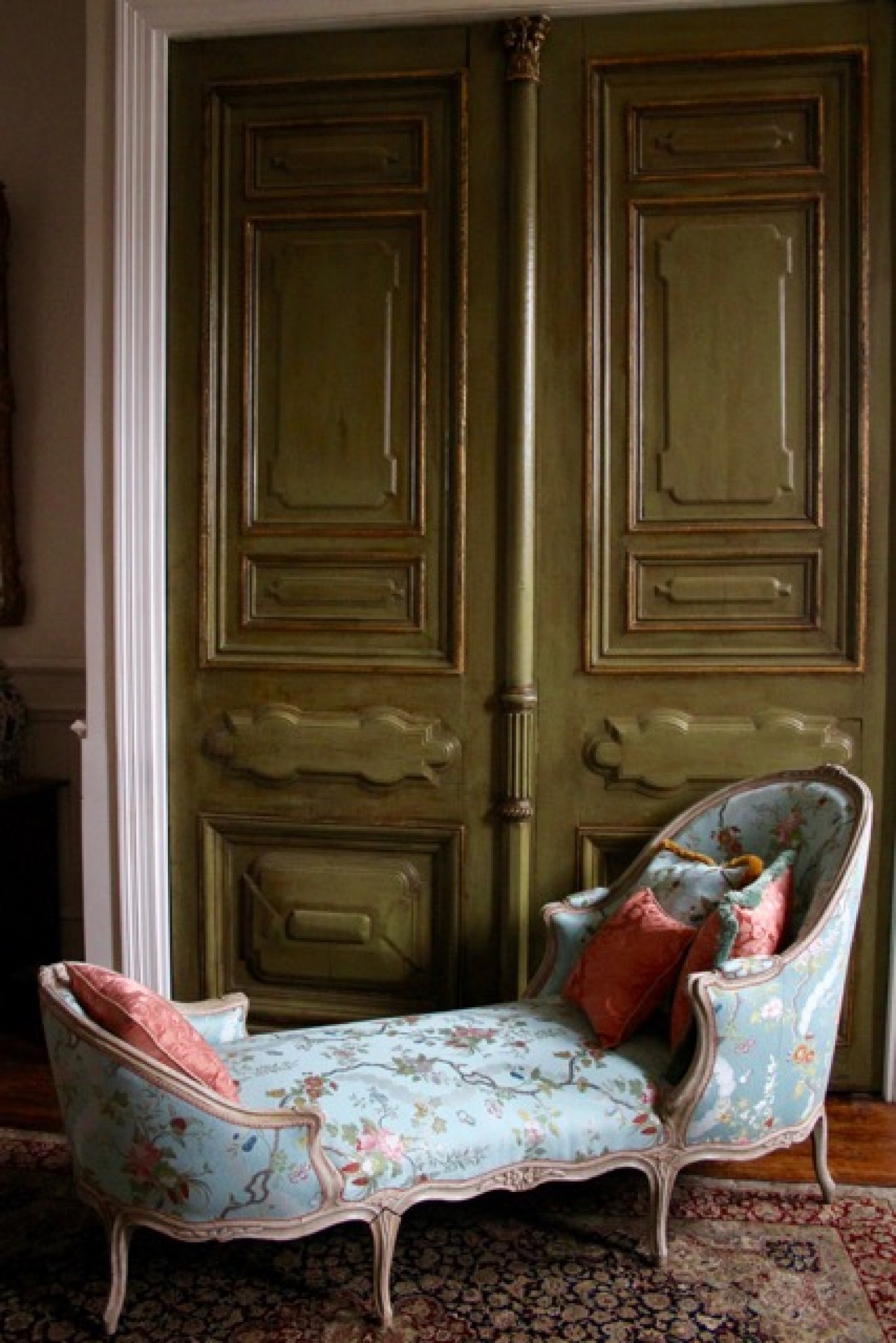 AN 18TH CENTURY FRENCH, LOUIS XV PERIOD, DUCHESSE EN BATEAU. CIRCA.