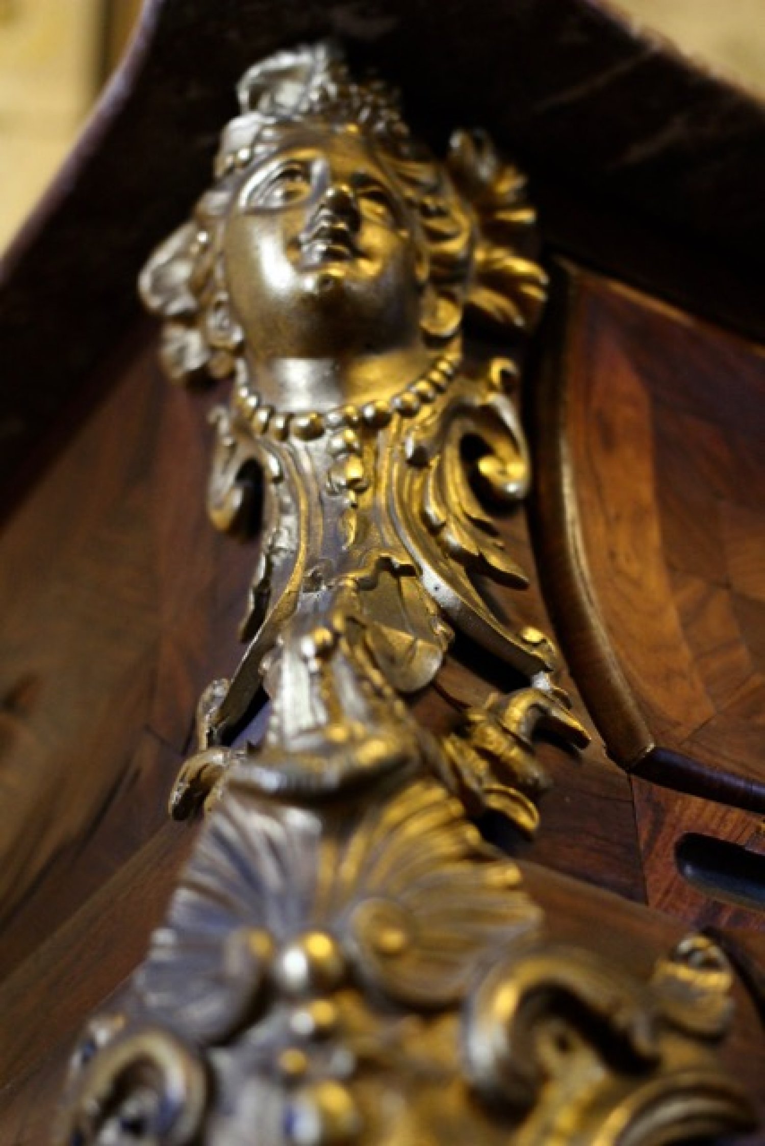 18TH CENTURY, REGENCE, ORMOLU-MOUNTED KINGWOOD & BOIS DE ROSE MARQUTRY COMMODE. ATTRIBUTED TO LOUIS SIMON PAINSUN. CIRCA