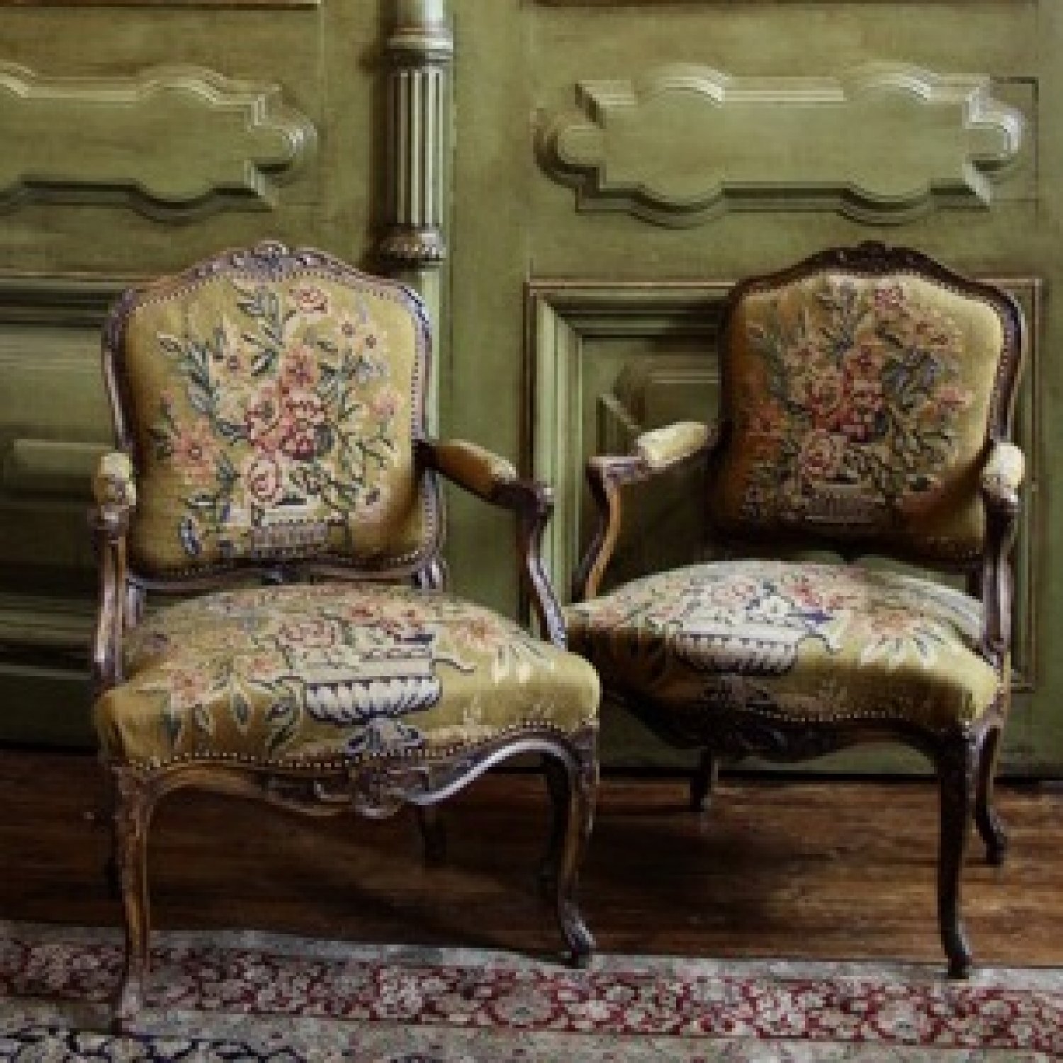 A PAIR OF 18TH CENTURY, LOUIS XV FAUTEUILS 'A LA REINE'. CIRCA 