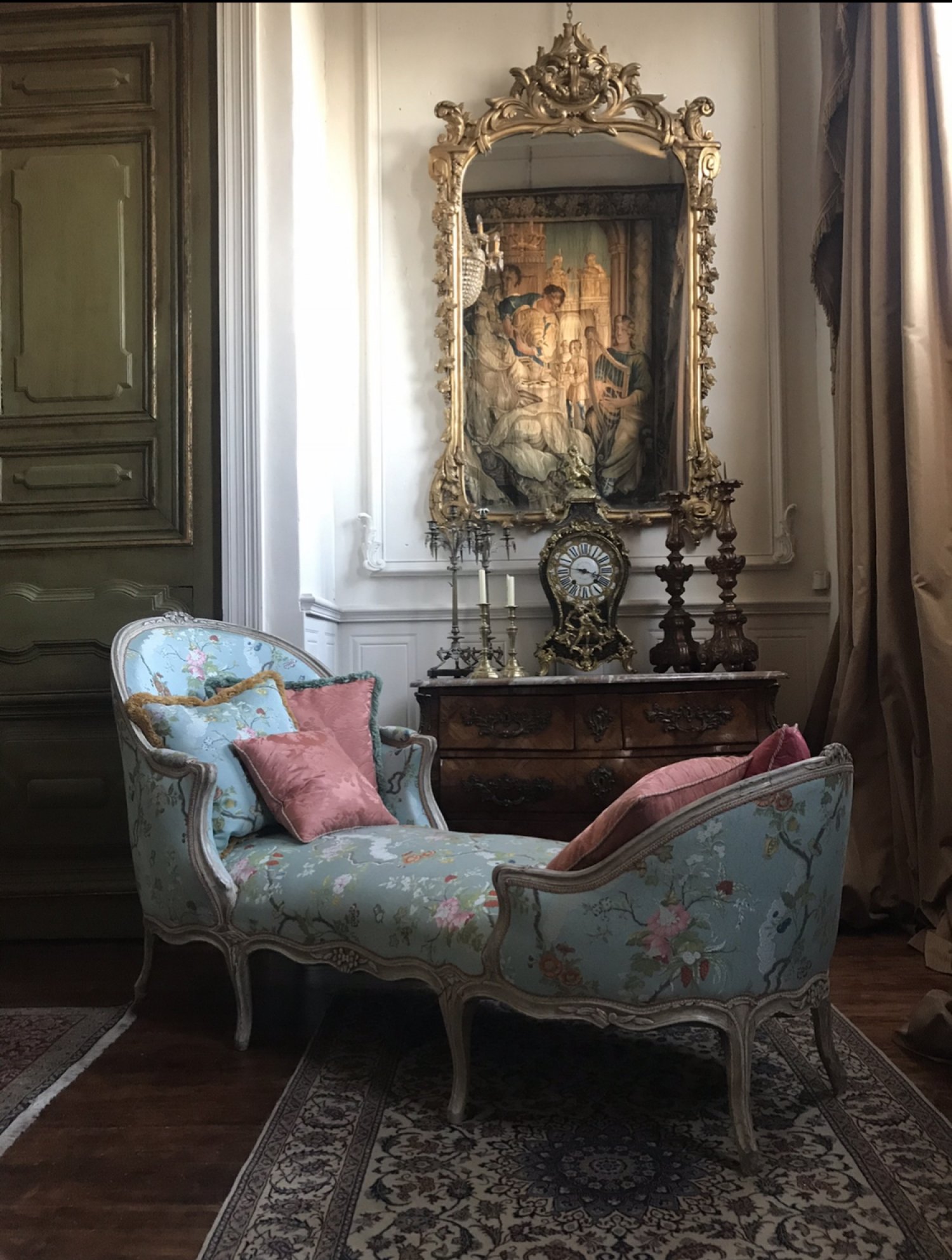 AN 18TH CENTURY FRENCH, LOUIS XV PERIOD, DUCHESSE EN BATEAU. CIRCA.