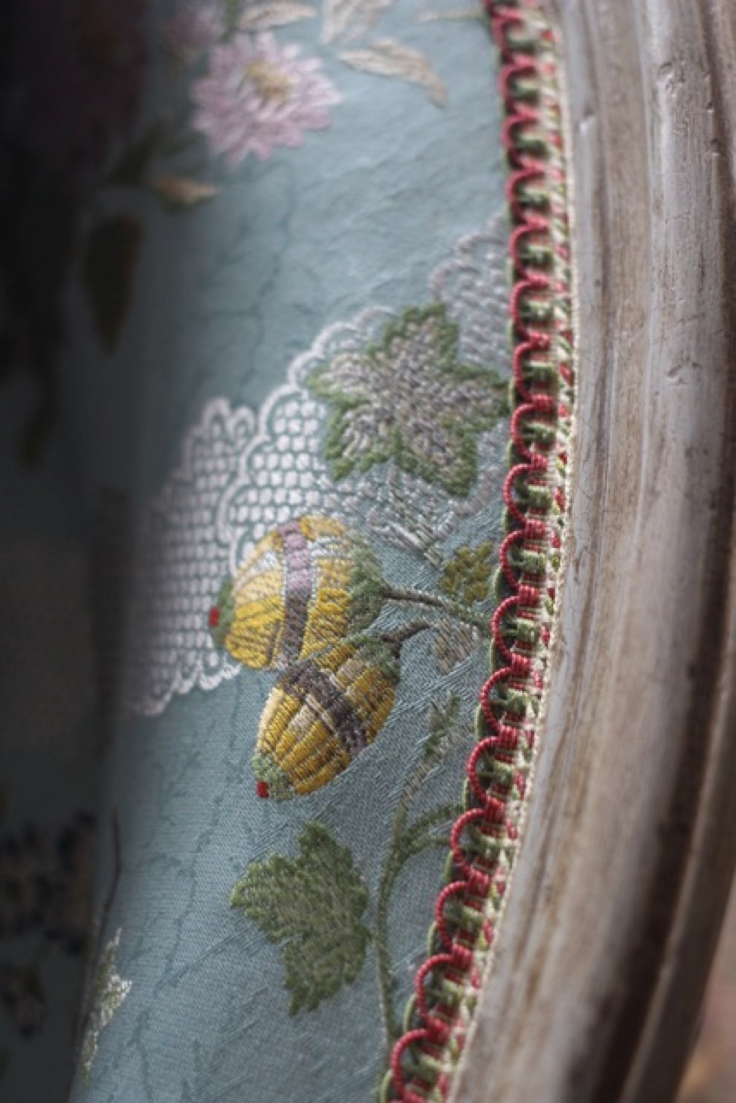 AN 18TH CENTURY FRENCH, LOUIS XV PERIOD, DUCHESSE EN BATEAU. CIRCA.