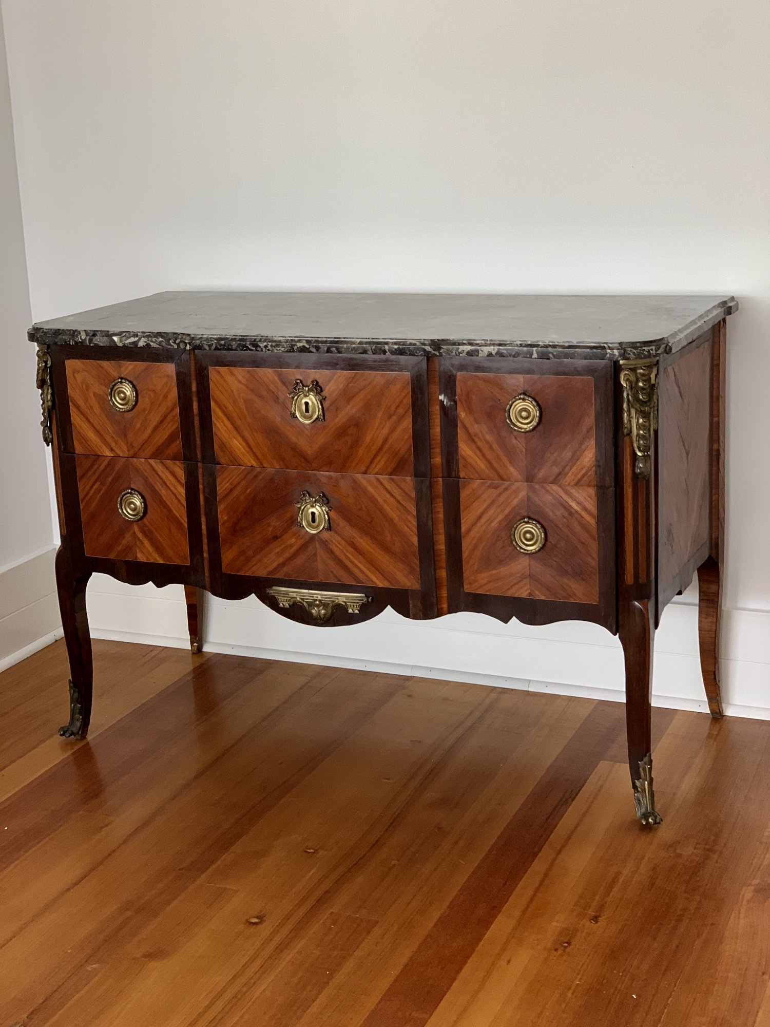 AN 18TH CENTURY LOUIS XV/XVI TRANSITIONAL ORMOLU-MOUNTED MAHOGANY, ROSEWOOD AND KINGWOOD COMMODE, BY ETIENNE AVRIL. CIRCA