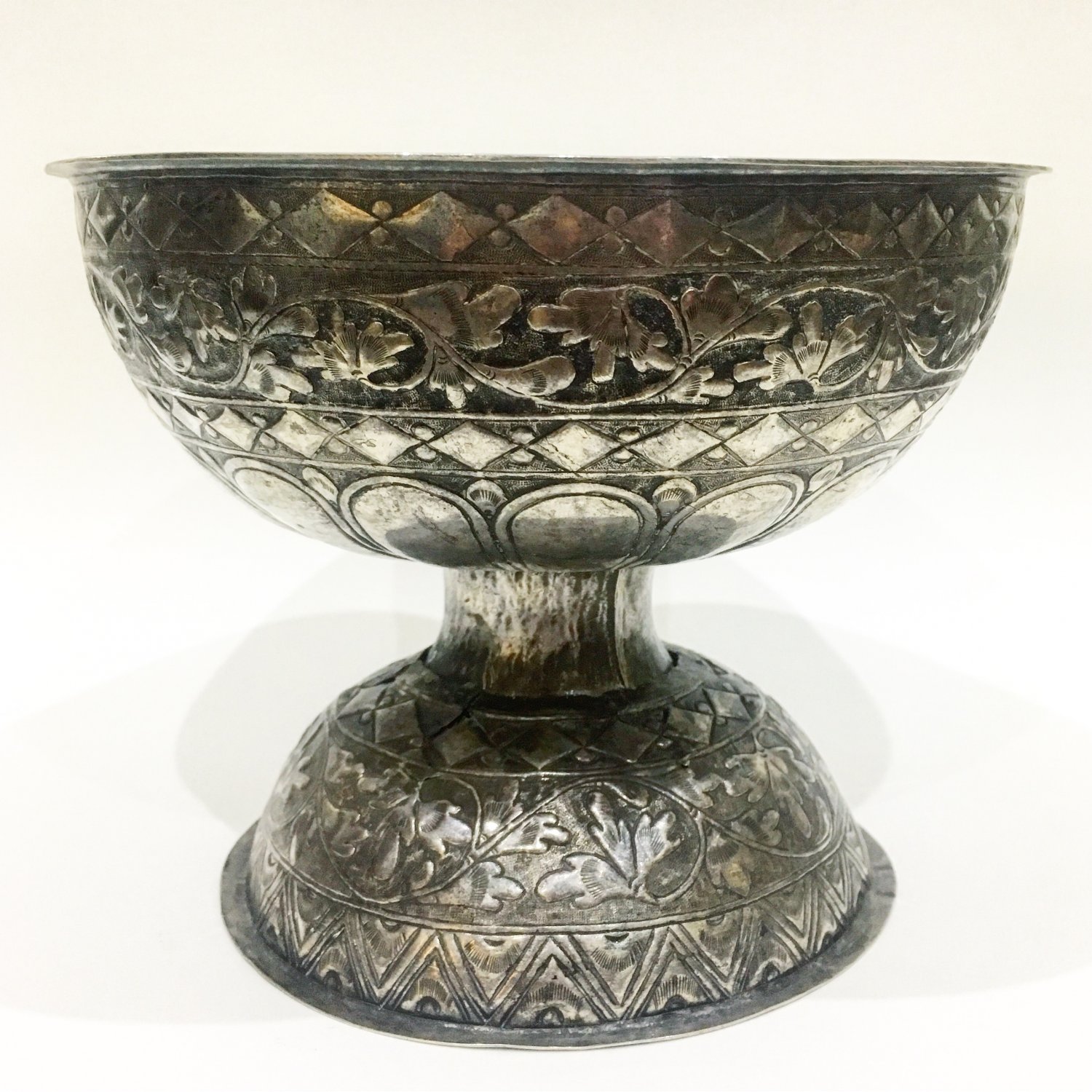 Silver offering bowl (Pahar).