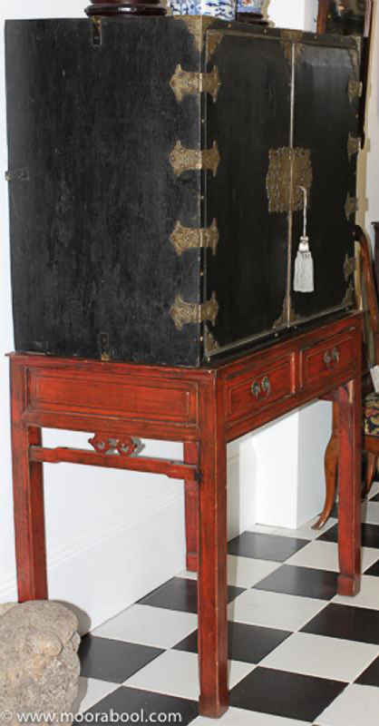 European Chinoiserie lacquer chest on stand c.1700