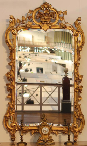 AN 18TH CENTURY LOUIS XV PERIOD, GILTWOOD MIRROR.