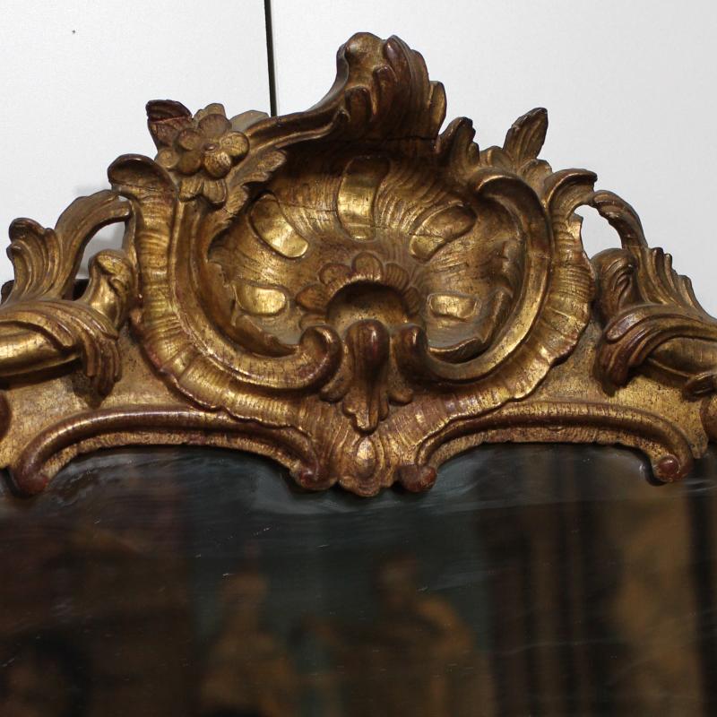 AN EARLY 18TH CENTURY, REGENCE GILTWOOD MIRROR.