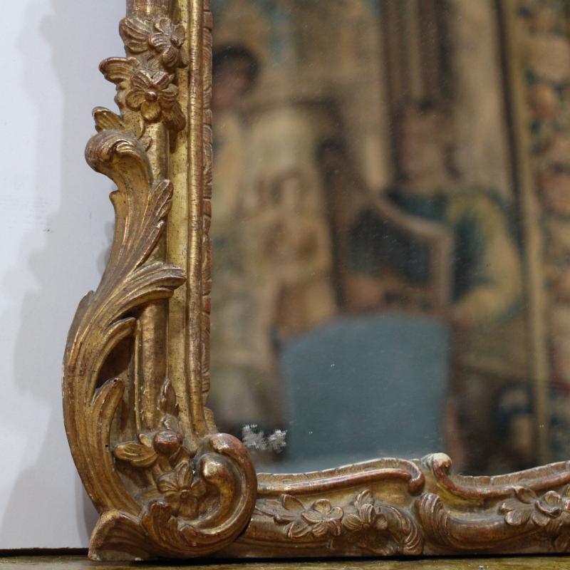 AN EARLY 18TH CENTURY, REGENCE GILTWOOD MIRROR.