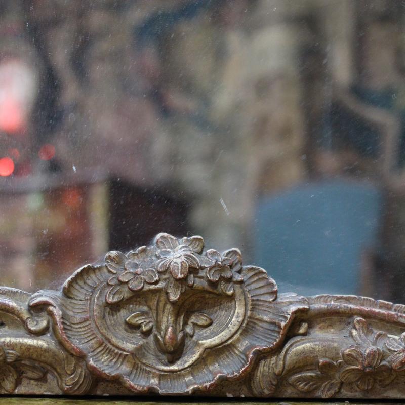 AN EARLY 18TH CENTURY, REGENCE GILTWOOD MIRROR.