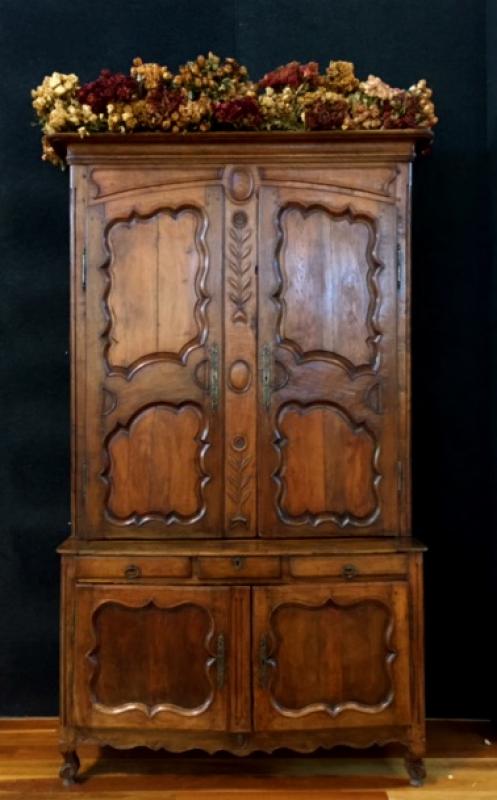 18TH CENTURY LOUIS XV PERIOD BUFFET DEUX-CORPS.
