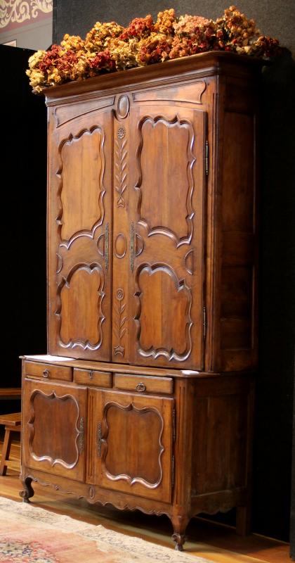 18TH CENTURY LOUIS XV PERIOD BUFFET DEUX-CORPS.