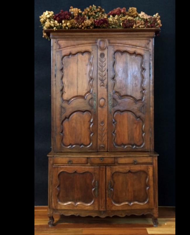 18TH CENTURY LOUIS XV PERIOD BUFFET DEUX-CORPS.