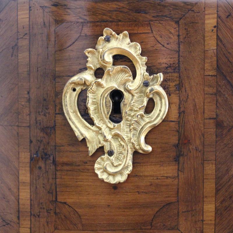 AN 18TH CENTURY LOUIS XV ORMOLU MOUNTED KINGWOOD AND BOIS SATINE SERPENTINE SHAPED COMMODE. CIRCA.