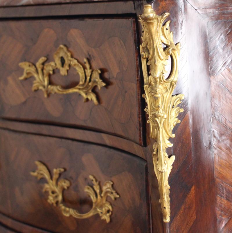 AN 18TH CENTURY LOUIS XV ORMOLU MOUNTED KINGWOOD AND BOIS SATINE SERPENTINE SHAPED COMMODE. CIRCA.