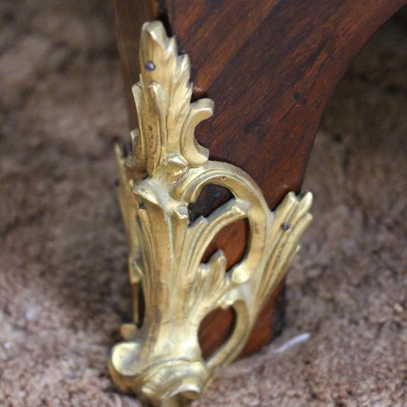 AN 18TH CENTURY LOUIS XV ORMOLU MOUNTED KINGWOOD AND BOIS SATINE SERPENTINE SHAPED COMMODE. CIRCA.