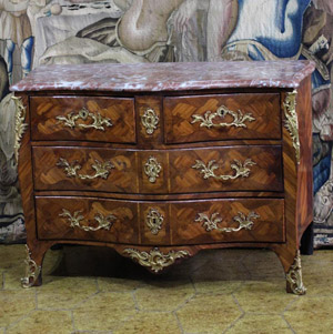 AN 18TH CENTURY LOUIS XV ORMOLU MOUNTED KINGWOOD AND BOIS SATINE SERPENTINE SHAPED COMMODE. CIRCA.