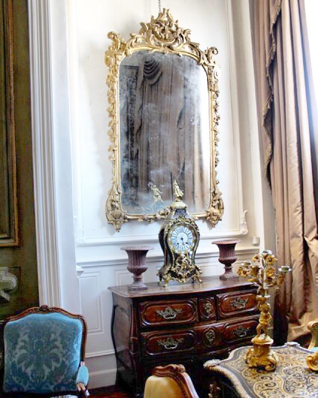 18TH CENTURY LOUIS XV / XVI PERIOD GILTWOOD MIRROR