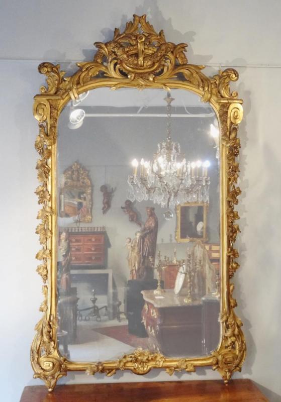 18TH CENTURY LOUIS XV / XVI PERIOD GILTWOOD MIRROR